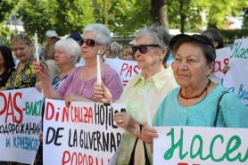 Partidul „ȘOR” și PCRM au protestat în fața Parlamentului față de scumpirea energiei electrice: Cu PAS la guvernare revenim la lumânare